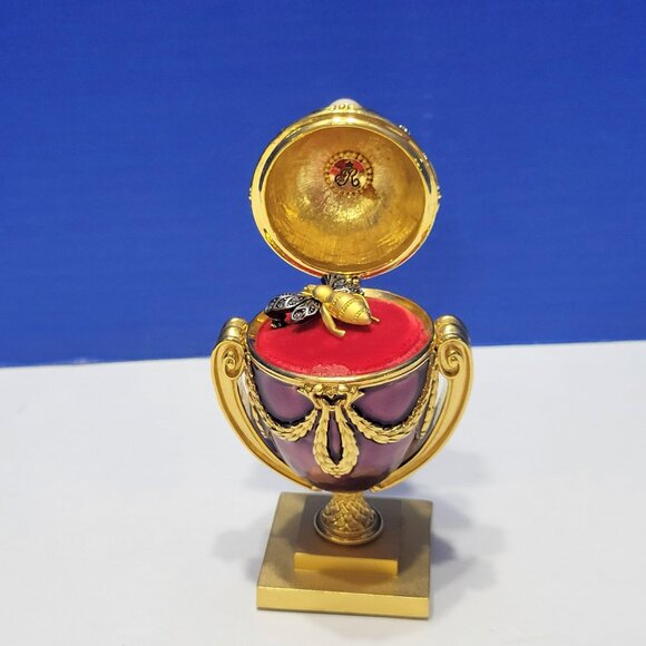 Vintage Joan Rivers Imperial Treasures The Lost Bee Pin Inside Egg - Picture 2 of 9